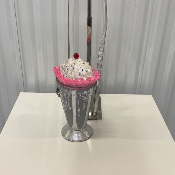 Betsy Johnson Kitsch shake it up Crossbody bag limited edition - Picture 1 of 5